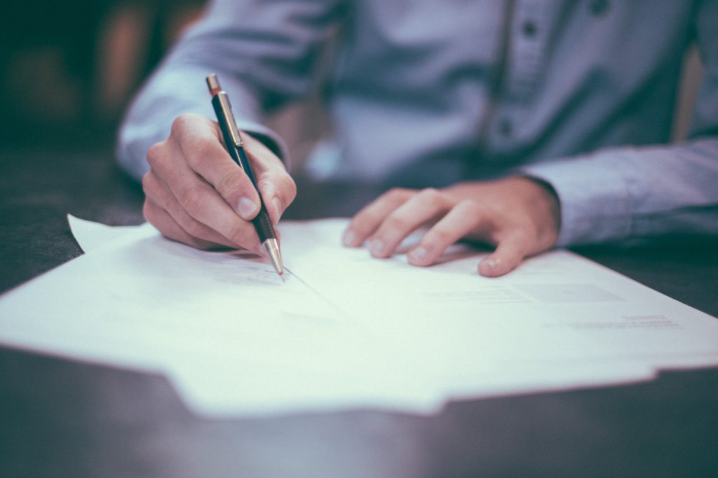 Signature des documents d’un règlement de dettes
