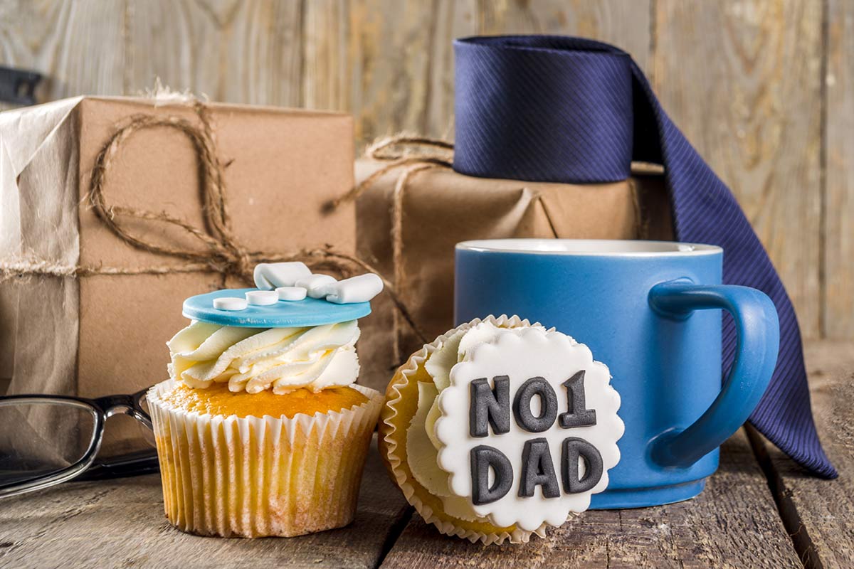 Cheap gifts such as cupcakes, mugs, and neck tie for dad on Father's day